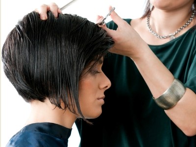 Жіночі креативні стрижки на середні волосся: фото підбірка