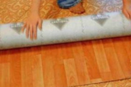 Як постелити лінолеум на деревяну підлогу, бетон або лінолеум: відео керівництво