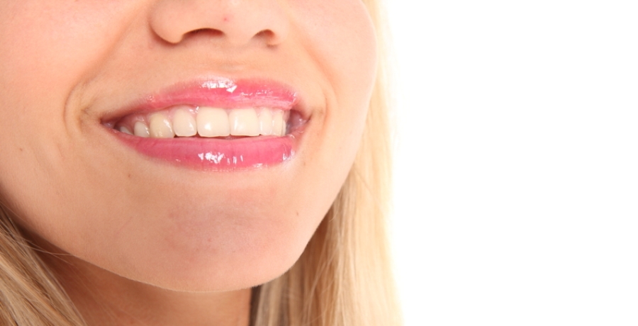 Чому сохнуть губи у жінок: що робити і як лікувати