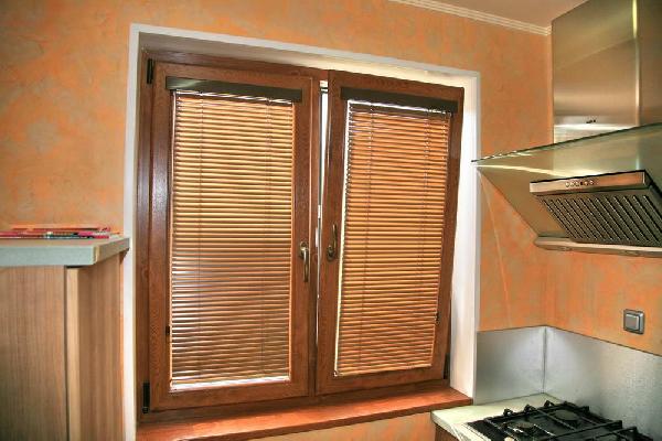 Як красиво оформити кухонне вікно – сучасні варіанти