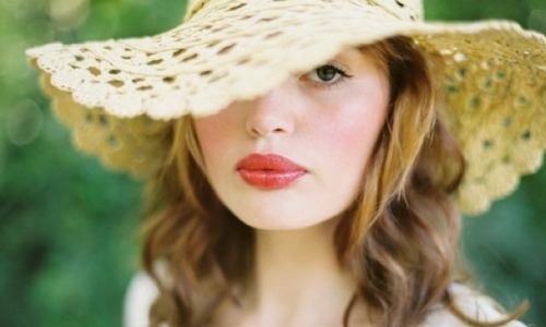 Чому сохнуть губи у жінок: що робити і як лікувати