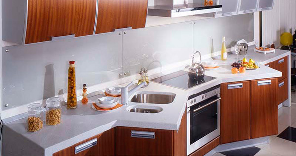 Встановлюємо плінтус для стільниці на кухні між кухонною стіною і гарнітуром