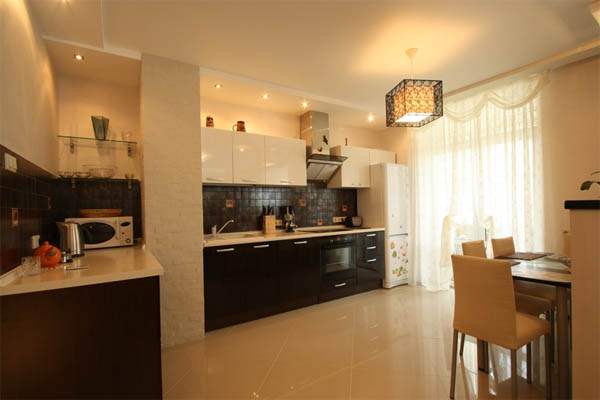Біло коричнева кухня в стилі модерн і мінімалізм