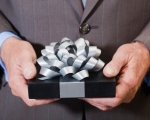 Подарунок керівникові на день народження: чоловікові чи жінці начальнику