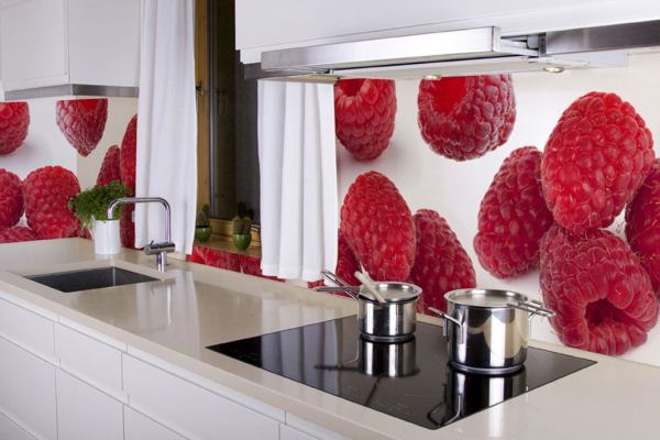 Привабливий дизайн червоно білою кухні