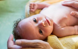 Як перший раз купати немовляти: алгоритм дій, загартування