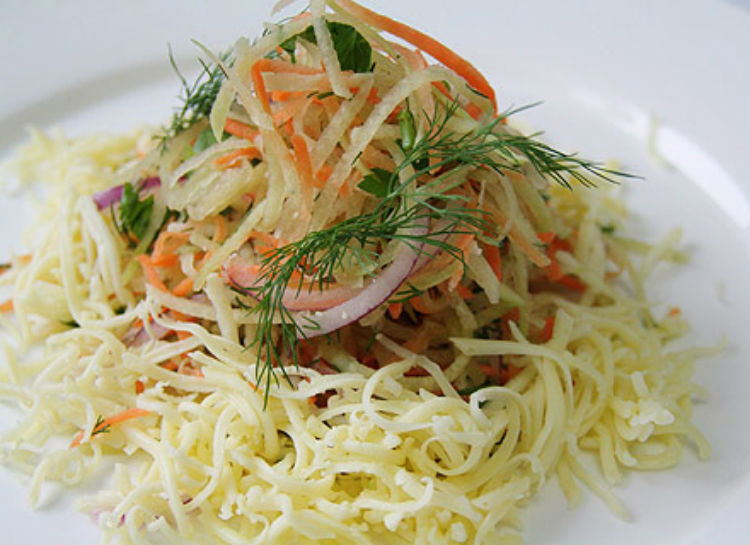 Салат з редьки і моркви: корисні коренеплоди в одному блюді