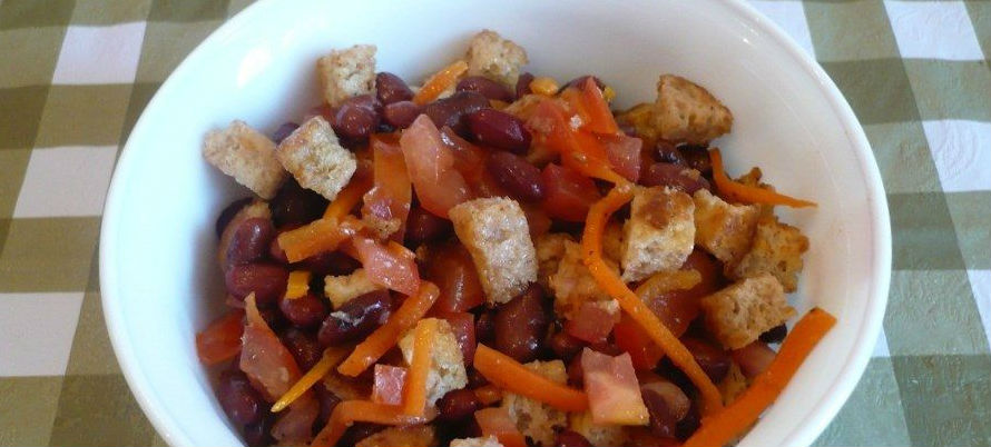 Пісний салат з квасолею та сухариками: простий рецепт