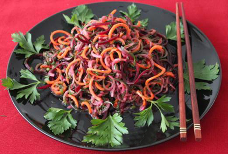 Яскравий і соковитий корейський салат з буряка та моркви