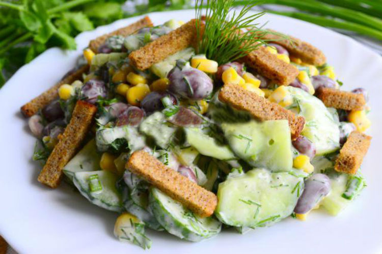 Швидкий салат з квасолі з кукурудзою і сухариками