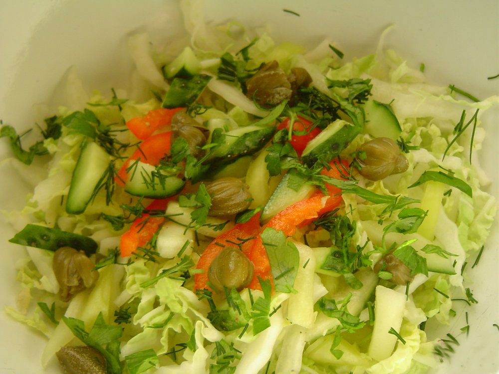 Пісний салат з пекінської капусти з рослинним маслом