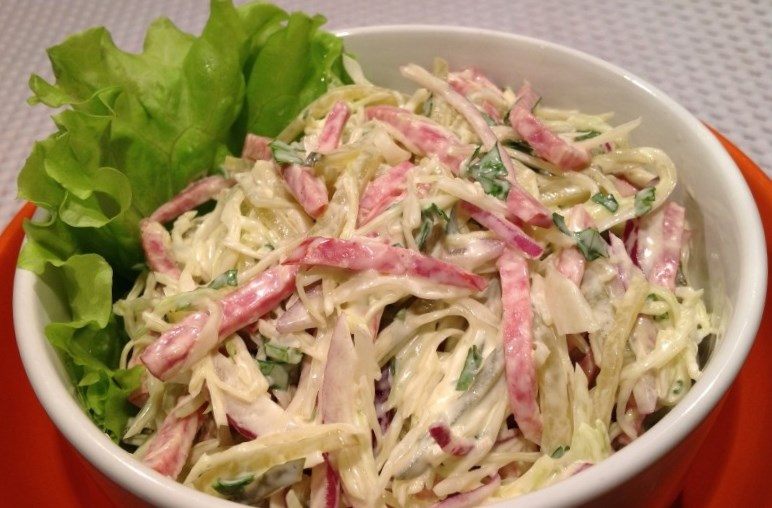 Вітамінний салат «Карелія»: рецепт з капустою і ковбасою