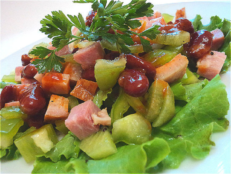 Салат з червоної консервованої квасолею і ковбасою