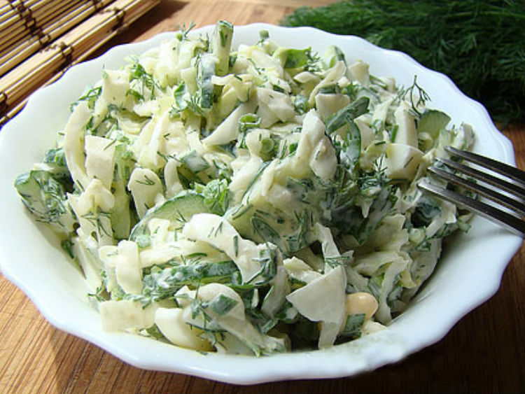 Смачний салат з свіжої капусти з яйцем – рецепт приготування