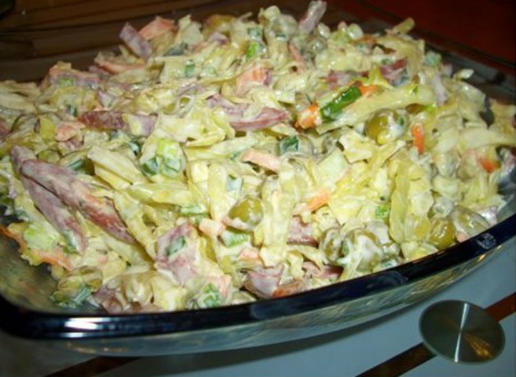 Вітамінний салат «Карелія»: рецепт з капустою і ковбасою