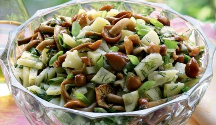 Салат з картоплею і маринованими грибами або солоними