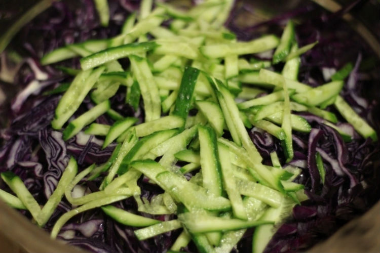 Салат з фіолетовою капусти рецепти – запамятовується свіжість