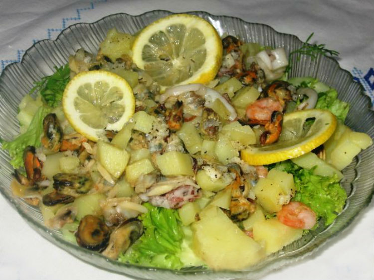 Салат з картоплі з морепродуктів – різноманітимо прості страви