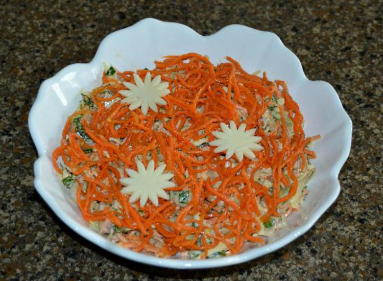 Салати з корейською морквою і копченою ковбасою