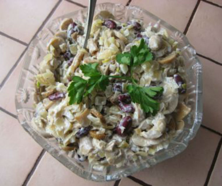 Салат з консервованої квасолі з грибами – страву на будь який випадок
