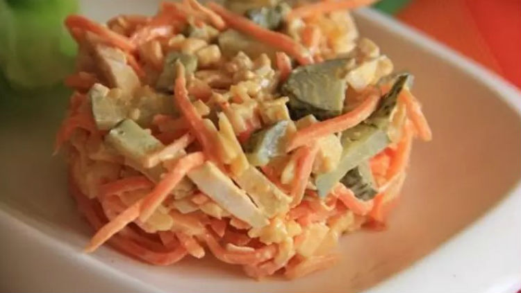 Салат з корейською морквою і грибами: повсякденно і смачно
