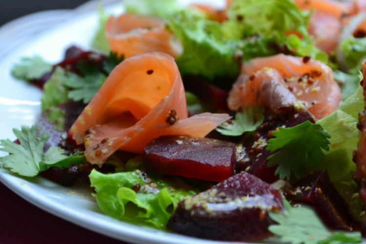 Смачний салат з вареного буряка: рецепт приготування