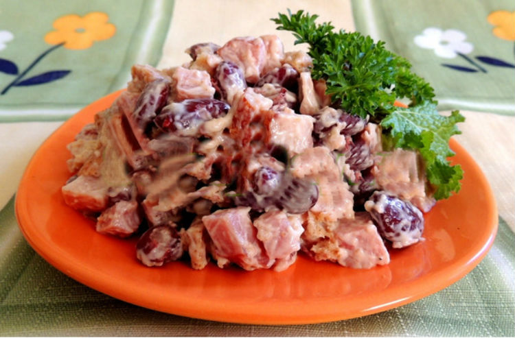 Салат з квасолею і з копченою ковбасою: все смачне для вашого столу