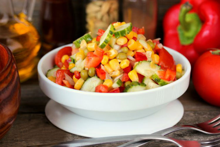 Салати з кукурудзи і горошку – смачне поєднання