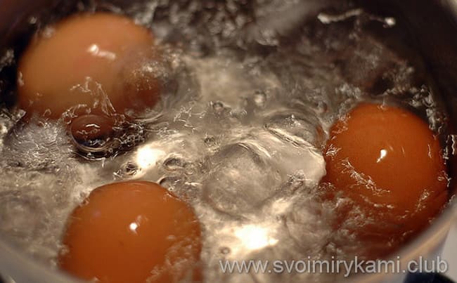 Яйца в кипяченой воде. Яйца в кастрюле. Яйца варятся. Zqwf d RFCN.HTK. Яйца в кипящей воде.