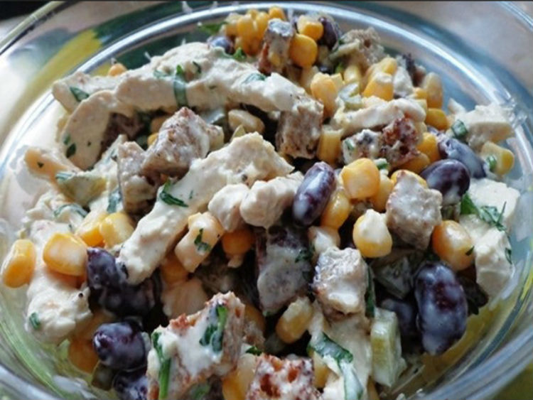 Дивовижний асорті салат з квасолею, кукурудзою і куркою