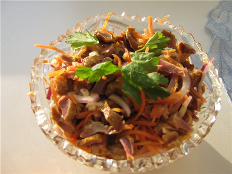 Салат серце з корейською морквою: незвичайне поєднання