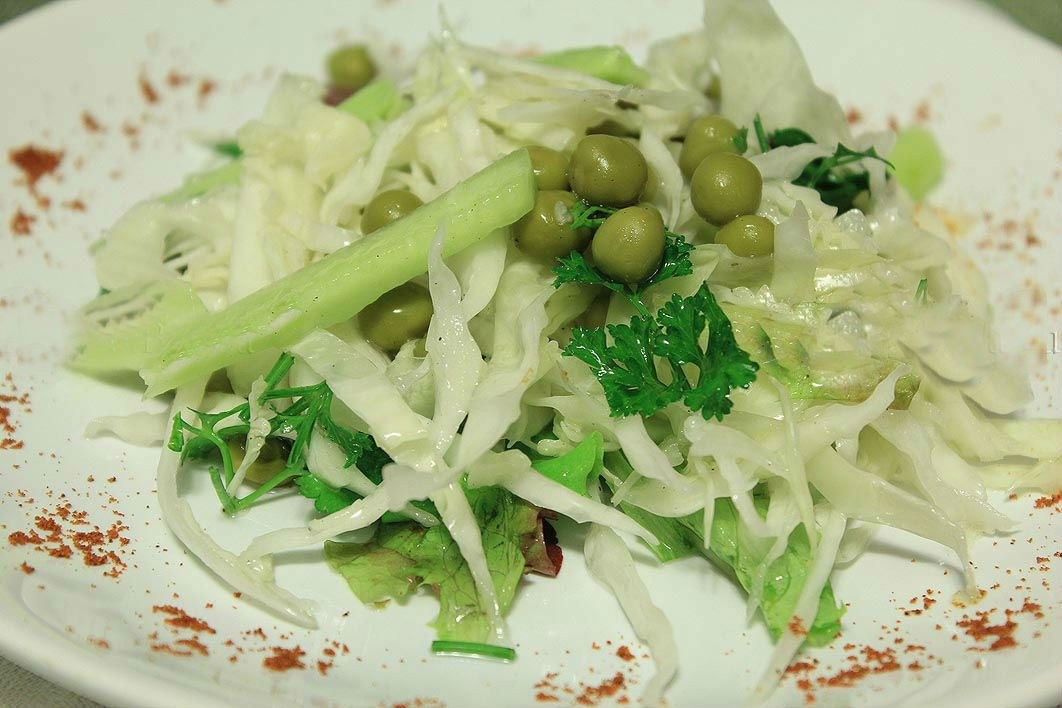 Салат з капусти і горошку – найдоступніші вітаміни