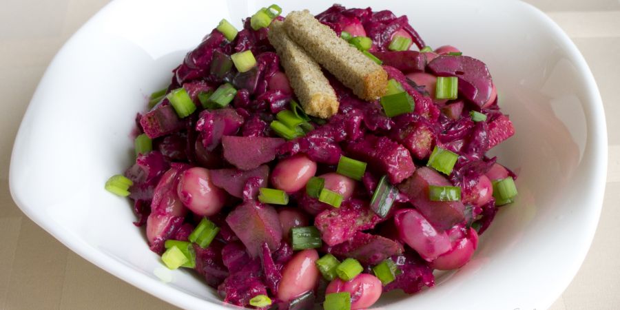 Пісний салат з квасолею та сухариками: простий рецепт