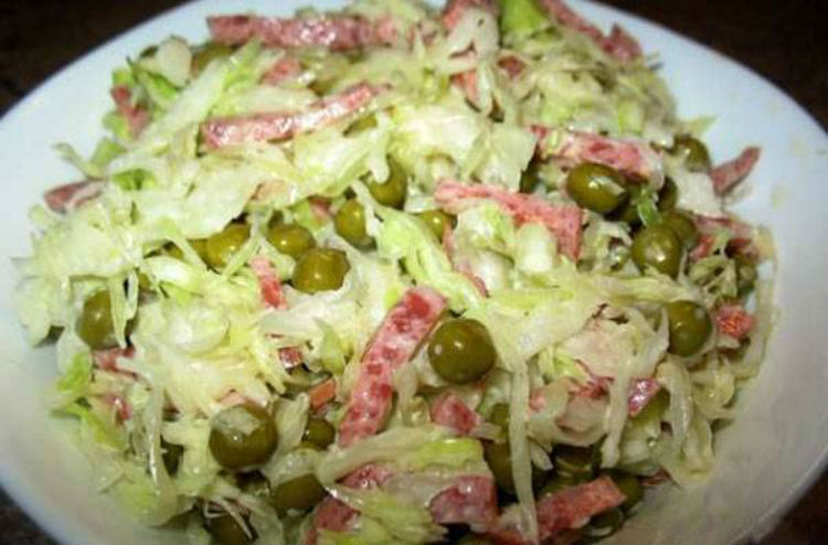 Салат зі свіжою капустою і копченою ковбасою чи шинкою