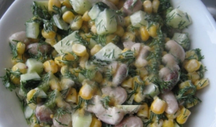 Дивовижний асорті салат з квасолею, кукурудзою і куркою