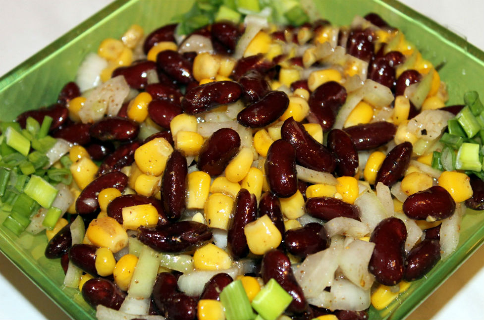 Пісні салати з консервованою кукурудзою та овочами