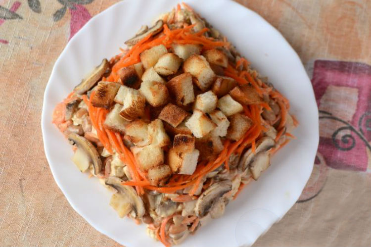 Дуже смачний салат з квасолею, морквою і сухариками