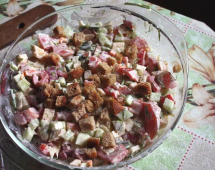 Рецепти салатів з квасолі консервованої з сухариками і ковбасою