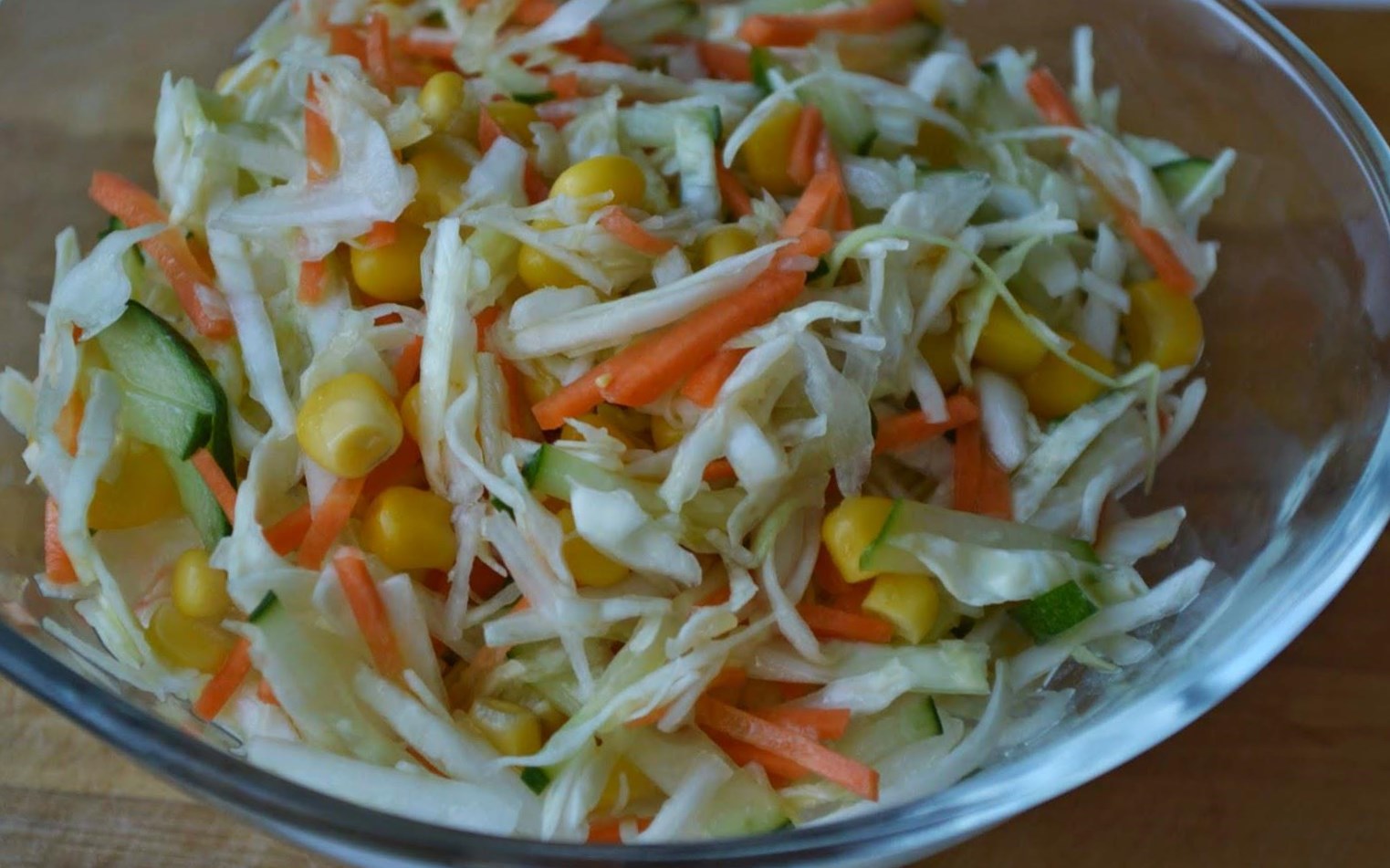 Рецепт салату зі свіжої капусти з огірком і морквою