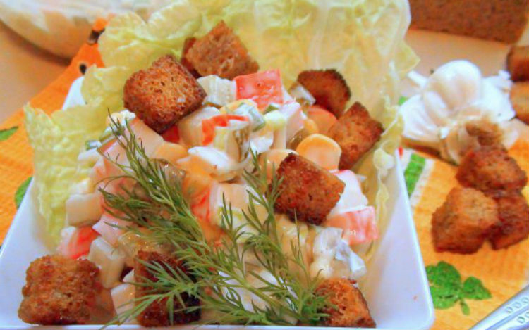 Салат з картоплею і крабовими паличками – незвичайне поєднання