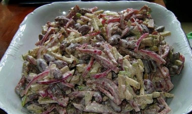 Рецепти салатів з квасолі консервованої з сухариками і ковбасою