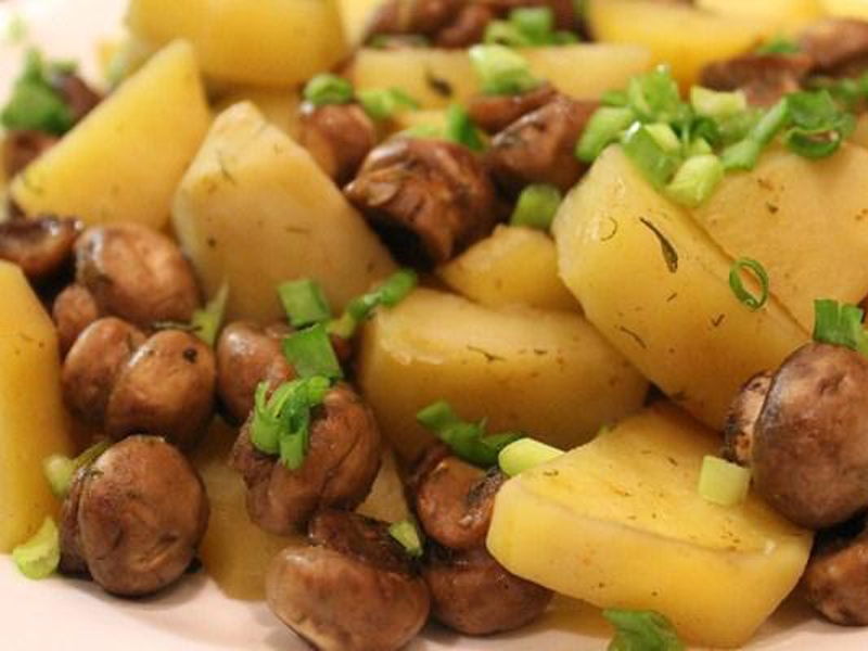 Как тушить картошку в казане. Картошка с грибами. Картошка с шампиньонами. Картошечка с грибами. Тушеная картошка с шампиньонами.