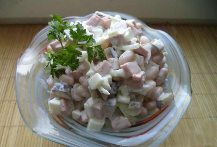 Салат з квасолі з маринованими огірками — рецепти