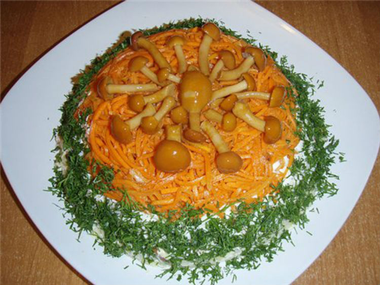 Салат з корейською морквою і грибами: повсякденно і смачно