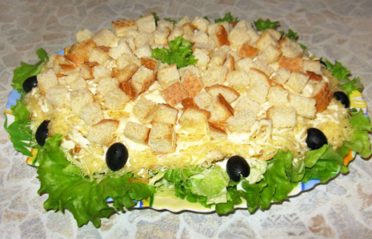 Оригінальний салат з сухариками і капустою рецепт