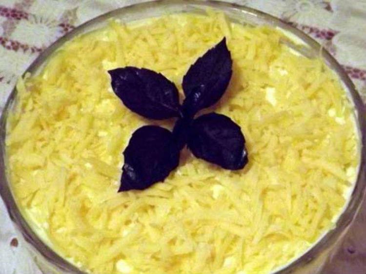 Салат з морської капусти – рецепт з кукурудзою і сиром