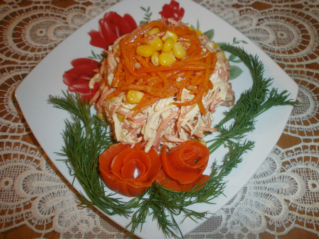 Салат з копченим окорочком і корейською морквою