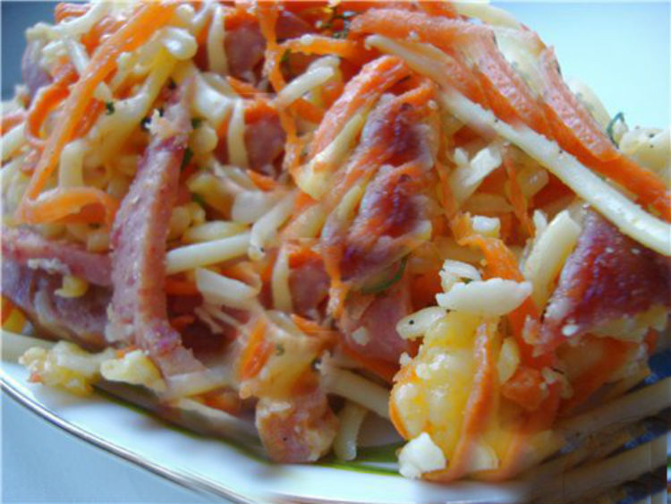 Салат з копченим окорочком і корейською морквою