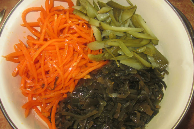 Смачний корейський салат з морської капусти з огірком