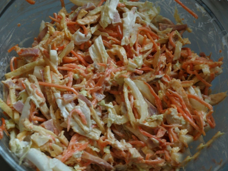 Салат з куркою, грибами і корейською морквою